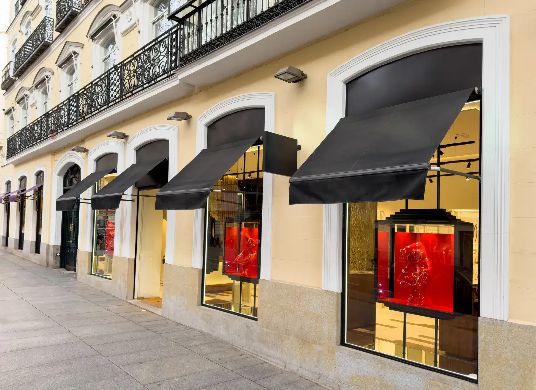 Façade vitrine de magasin en aluminium sur mesure à Saint-Priest